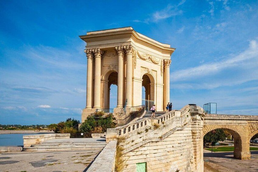 Un monument classique, doté de colonnes, d’un escalier et d’un pont en arc. 2