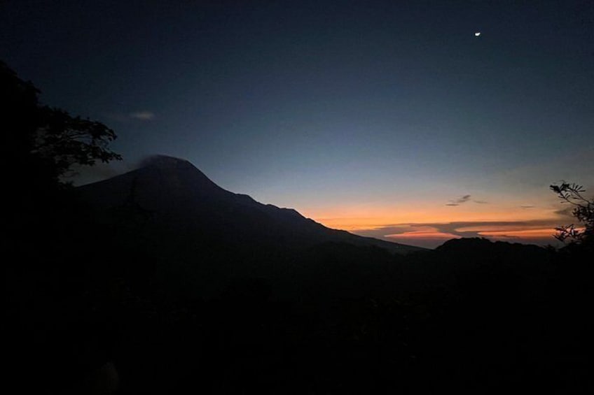 Silueta de montaña al atardecer con cielo despejado. 2