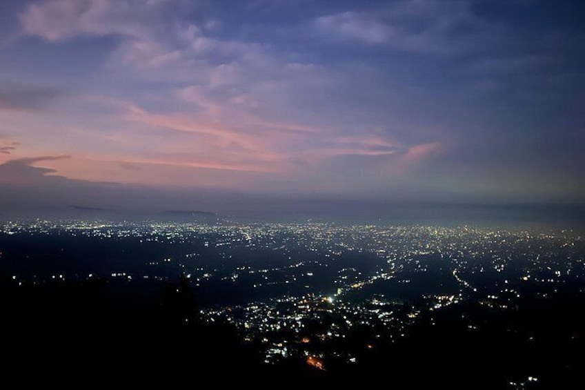 Un horizonte urbano al anochecer, con un cielo degradado y edificios iluminados. 3