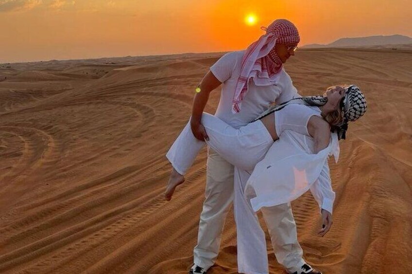 Eine Person in einer Wüstenlandschaft bei Sonnenuntergang. 2
