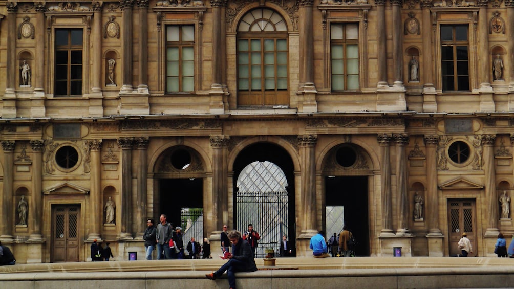 Paris: Louvre Award-Winning Tour with Tickets Max 6 Guests 5