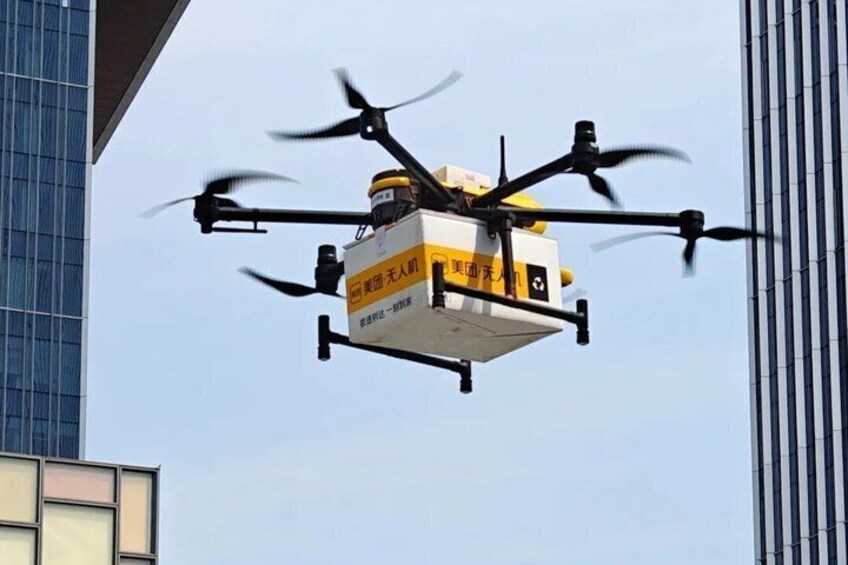 Een drone met vier propellers die door de lucht vliegt. 1