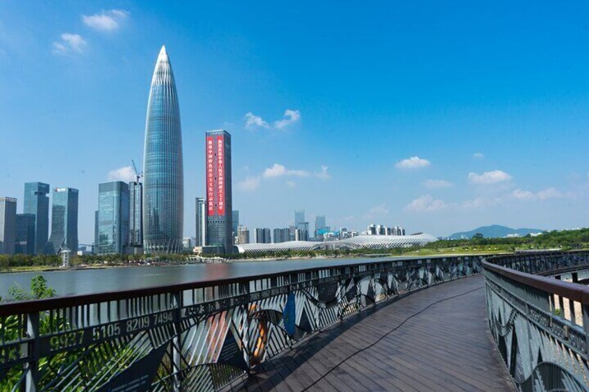Een moderne stadsgezicht met een opvallend hoog gebouw, een brug en een rivier. 5