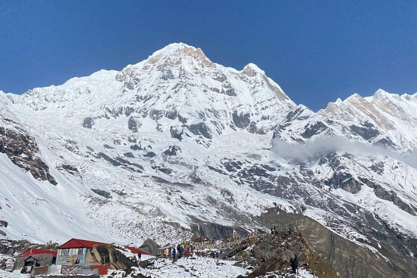 Un sommet de montagne enneigé, sous un ciel dégagé. 1