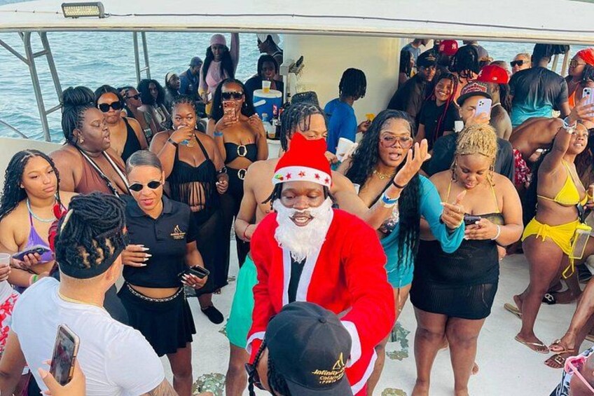 Un grupo de personas en un bote, con alguien disfrazado de Papá Noel. 3