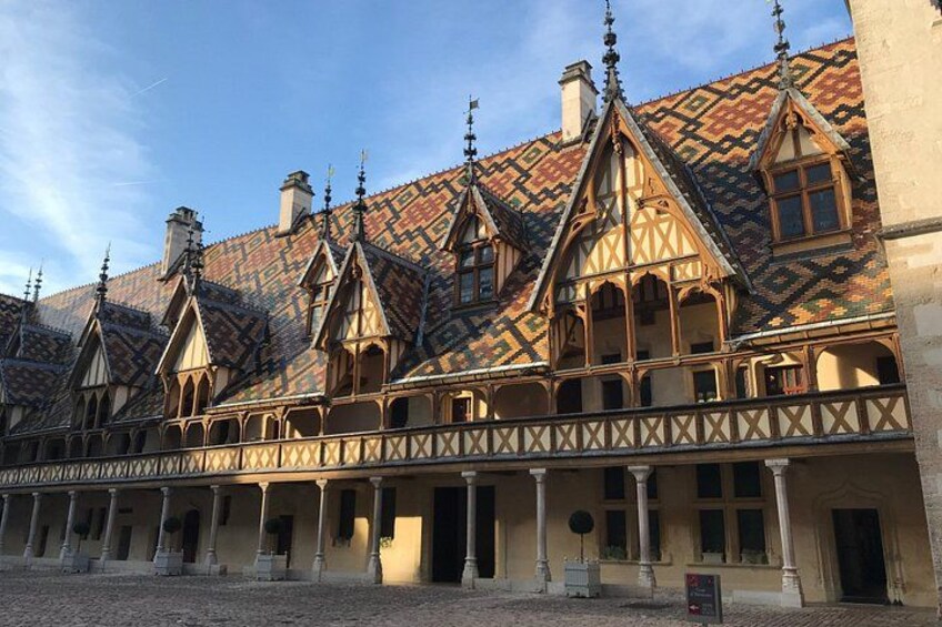 Un bâtiment historique doté d’un toit en tuiles et d’une charpente en bois. 5