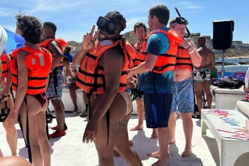 Personas en un bote con chalecos salvavidas y snorkels. 1