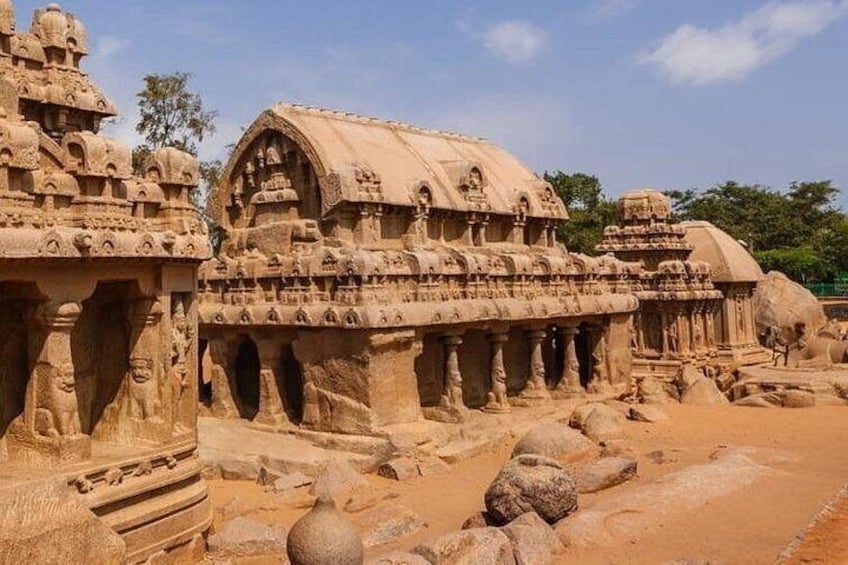 Ruinas antiguas de un templo de arenisca con elaboradas esculturas y múltiples estructuras. 5