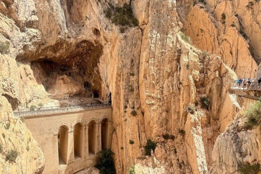 Un cañón rocoso con un puente y arcos. 3