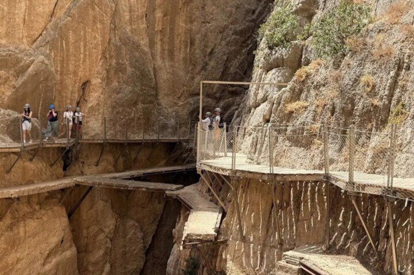 Un puente metálico por el que caminan personas. 2