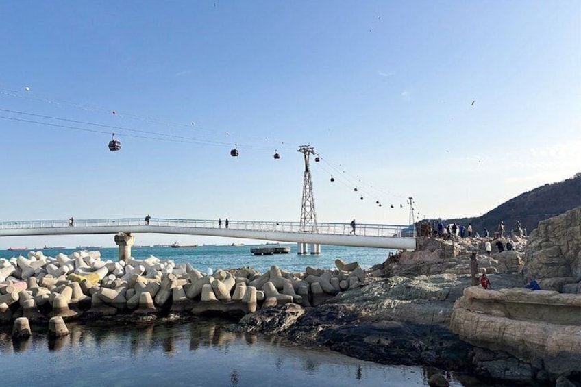 Un sistema de teleférico, un puente y terreno rocoso con agua. 2