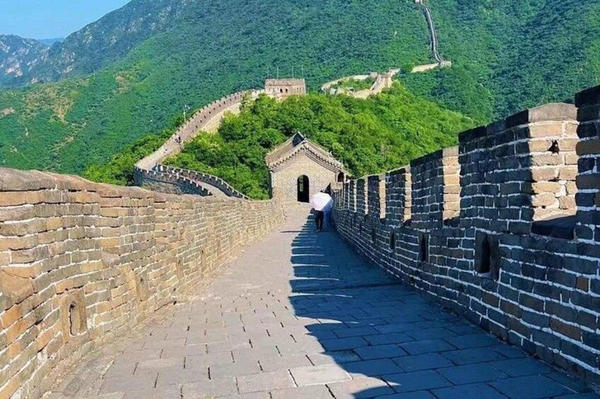 De Chinese Muur, een historisch fort, met een persoon die erlangs loopt. 3