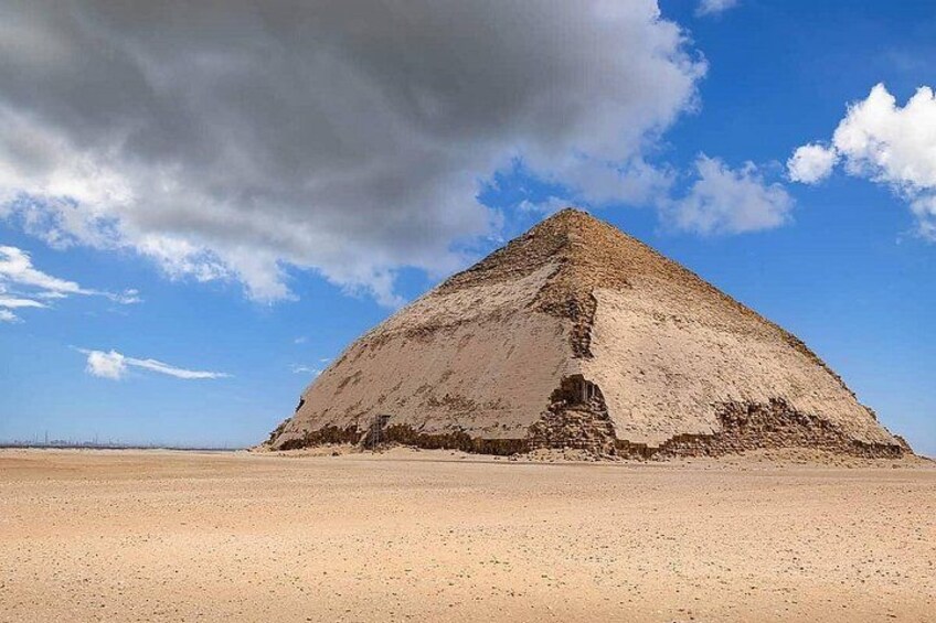 Una gran pirámide en un paisaje desértico. 5