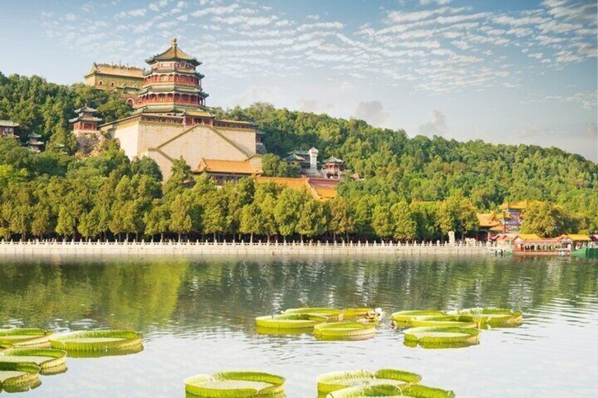 Una pagoda china tradicional en una colina, con un lago al frente. 2