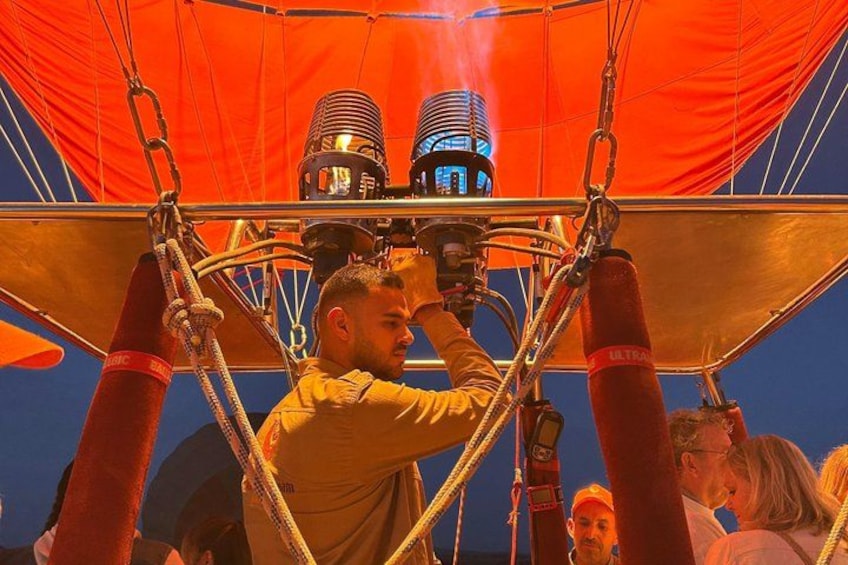 En varmluftsballon med en besætningsmedlem, der justerer kurven. 4