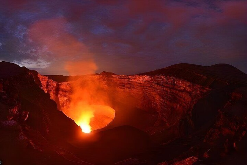 Un cráter volcánico con lava incandescente. 1
