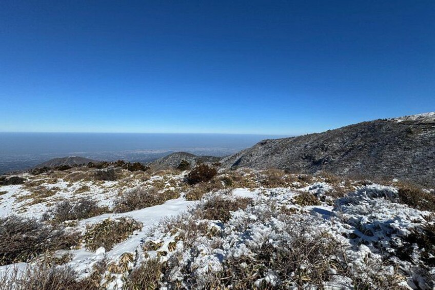 Eine verschneite Berglandschaft mit blauem Himmel. 4