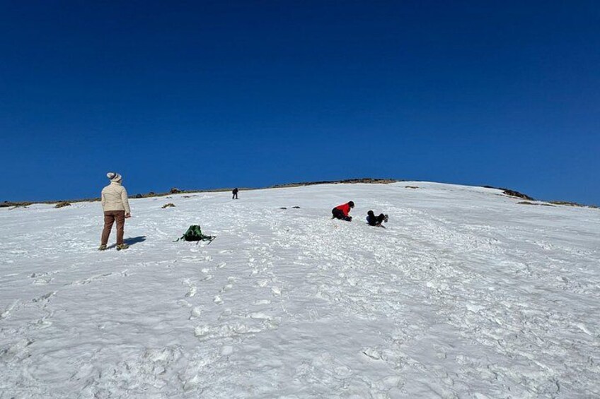 Eine verschneite Landschaft mit Skifahrern und Snowboardern. 5