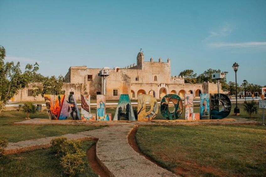 Un edificio storico con murales colorati sulla facciata. 5