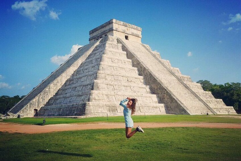 Un'imponente struttura a forma di piramide con una persona che salta di fronte. 4