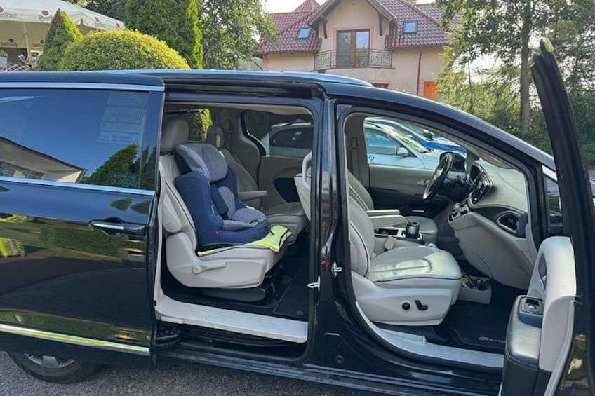 Una minivan con la puerta abierta, mostrando su interior. 2