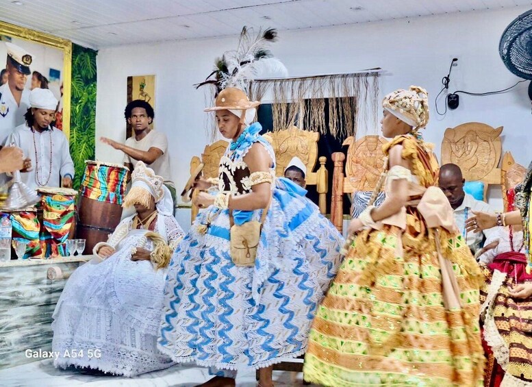 Evento cultural con participantes con vestimenta tradicional, instrumentos musicales y elementos decorativos. 1