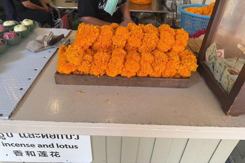 Ein Stand auf dem Markt mit einer Präsentation von Ringelblumen. 2