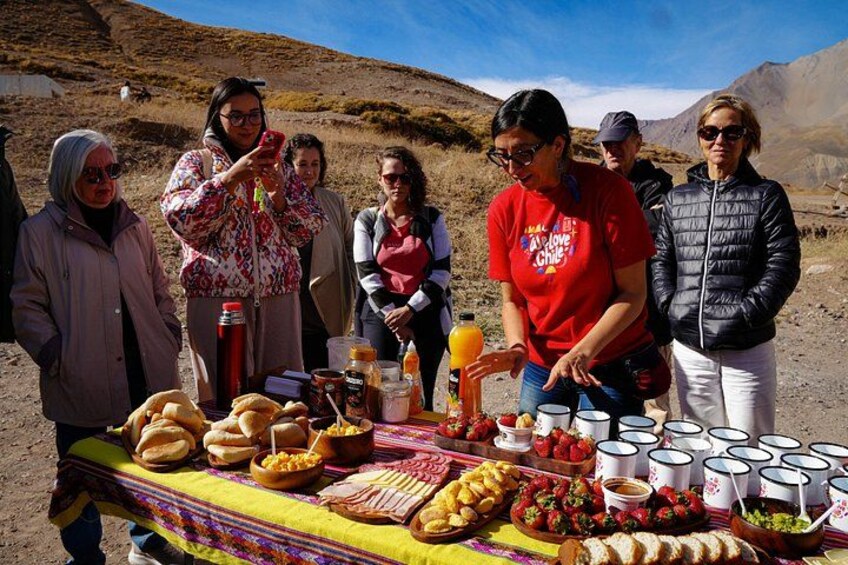 Un grupo de personas disfrutando de un picnic con comida y bebidas. 3