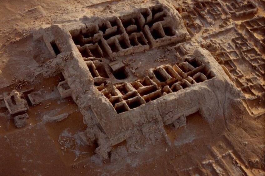 Antiguas estructuras de piedra erosionada, con aberturas rectangulares, posiblemente un sitio histórico. 4