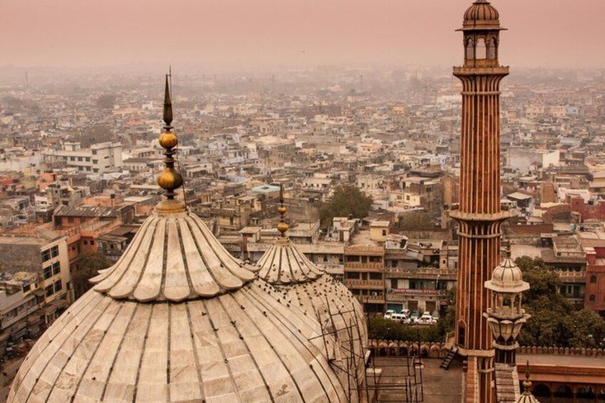 Une vue urbaine mettant en valeur une mosquée imposante, dotée d’un minaret élevé et de coupoles. 3
