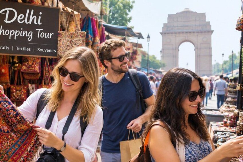 Un marché animé où les gens font leurs emplettes, une pancarte annonçant une visite guidée des boutiques de Delhi, et la Porte de l’Inde en arrière-plan. 1