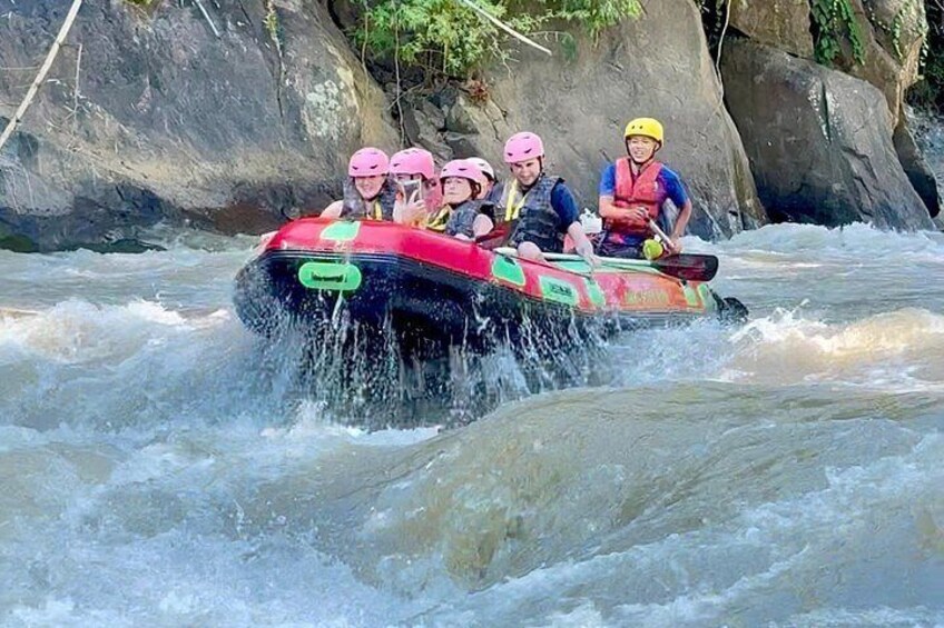 Un groupe de personnes à bord d’un radeau naviguant sur une rivière à courant rapide. 1