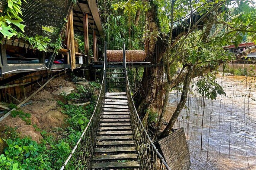 Riverside bliss found! Scenic café right on the Mae Taeng River. Panoramic nature views, photogenic cakes, and pure relaxation. #MaeTaengCafe #ChiangMaiCafe #RiversideVibes 4
