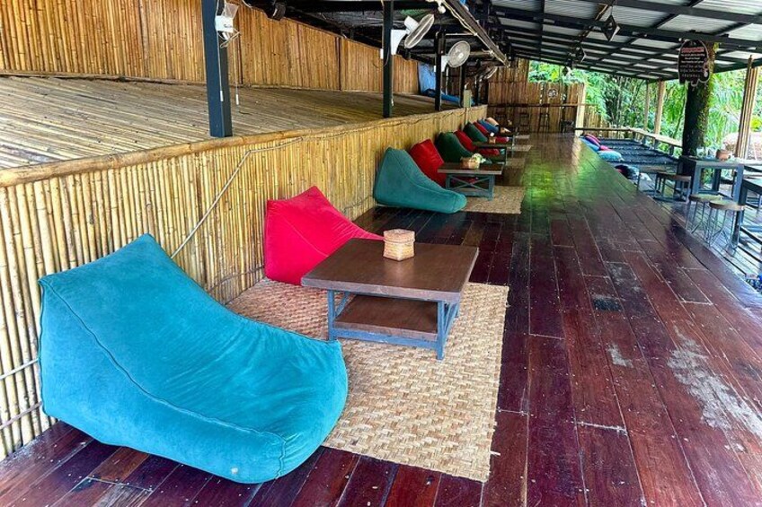 Riverside bliss found! Scenic café right on the Mae Taeng River. Panoramic nature views, photogenic cakes, and pure relaxation. #MaeTaengCafe #ChiangMaiCafe #RiversideVibes 2