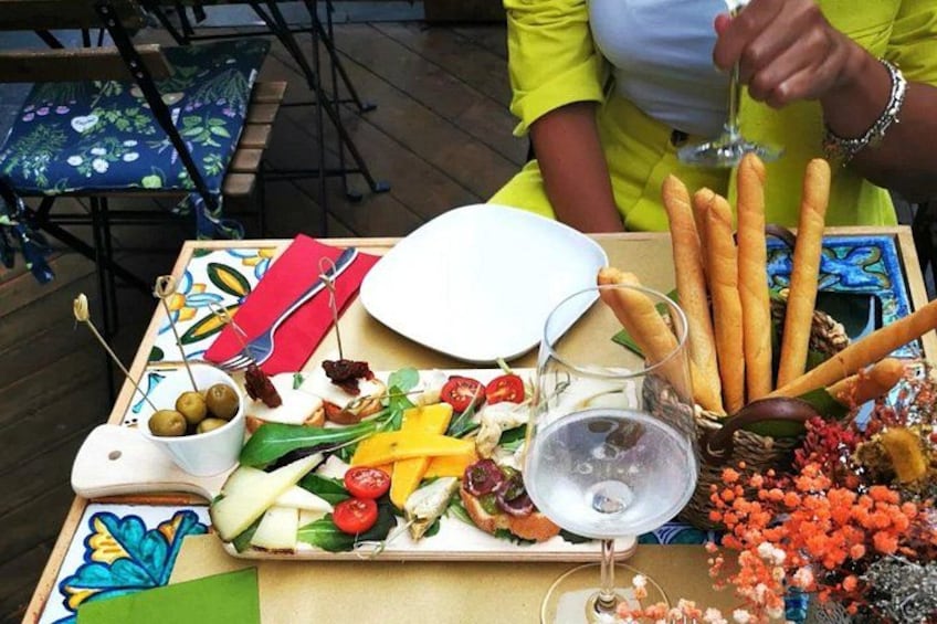 Etna Wine Tasting with Local Food Bites in Catania 3