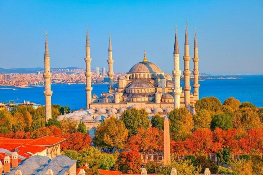 A wide-angle sunset view of the Blue Mosque in Istanbul, highlighting its domes and minarets. This iconic landmark is the starting point of our private sacred architecture walking tour. 1