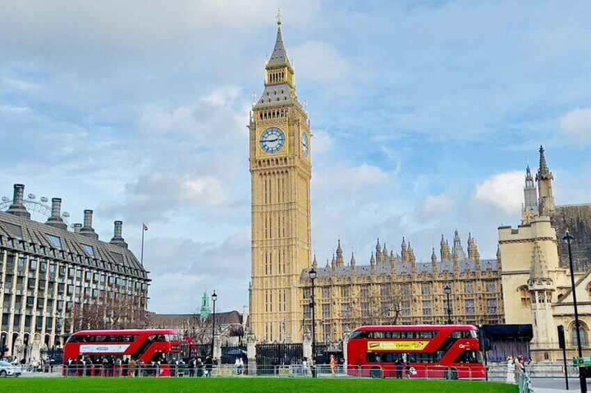 Der Uhrturm des Big Ben, ein roter Doppeldeckerbus und die Parlamentsgebäude in London. 3