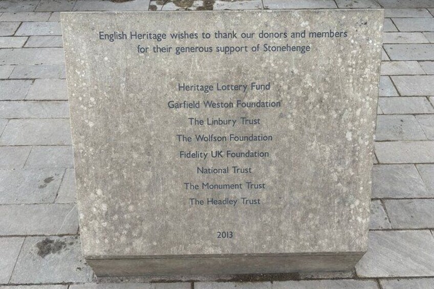 Eine Steintafel mit der Aufzählung von Spendern und Stiftungen, die Stonehenge unterstützen. 5