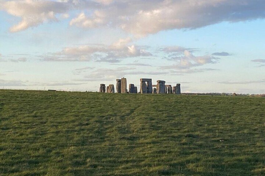 Stonehenge in einem grasbewachsen Feld unter einem teils bewölkten Himmel. 4