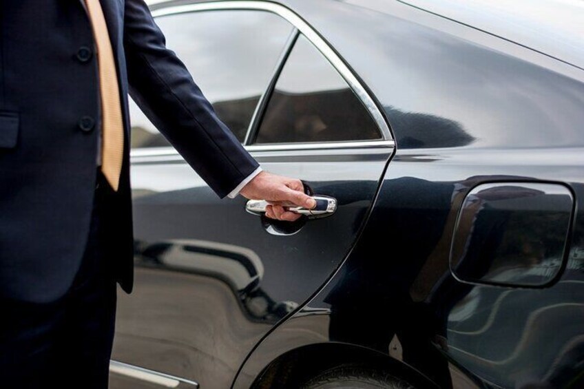 Jemand öffnet eine Autotür. 2