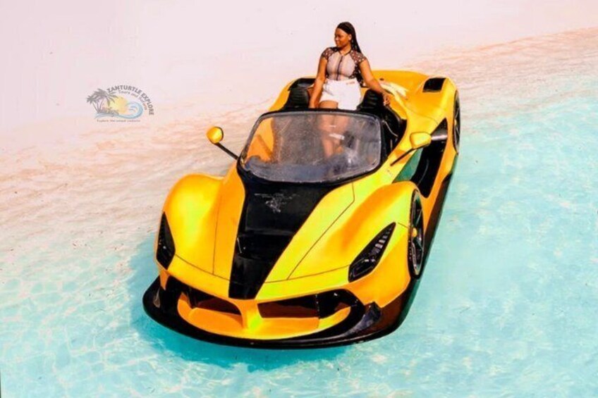 Une voiture décapotable jaune sur une plage de sable. 2