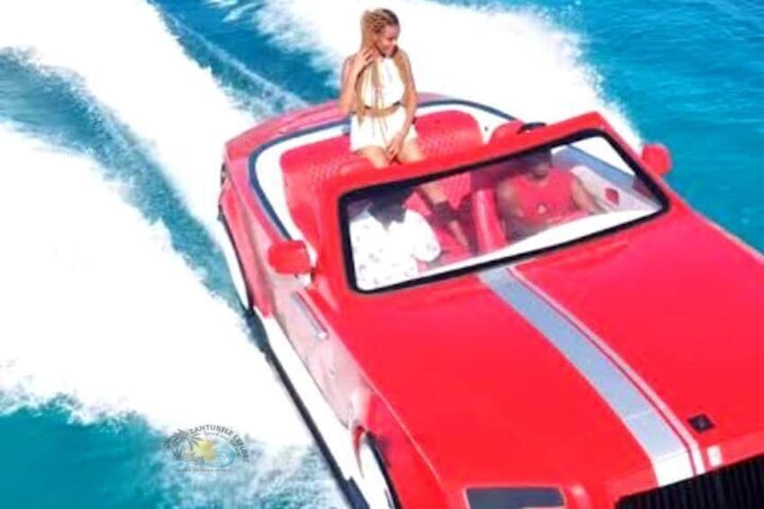 Une voiture rouge décapotable qui roule sur l’eau. 4