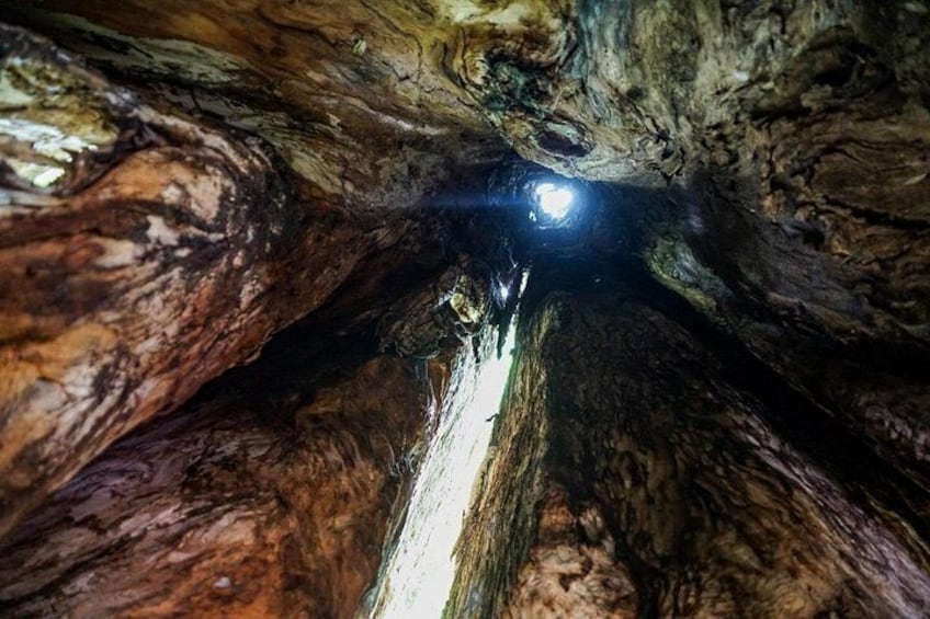 En grotta med stalaktiter och en ljuskälla högst upp. 2
