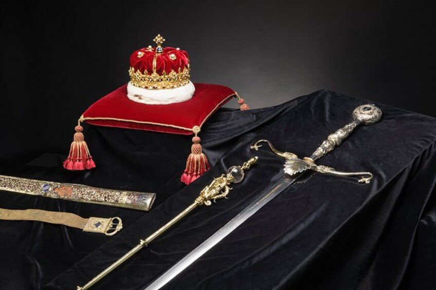 Een kroon, een scepter en een zwaard op een zwarte doek. 2