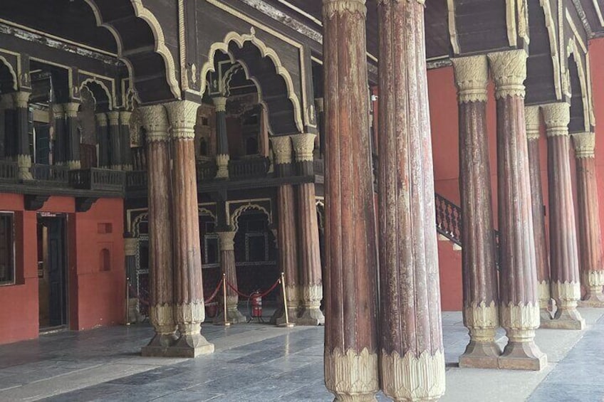 Un salón imponente con columnas y arcos decorados. 2