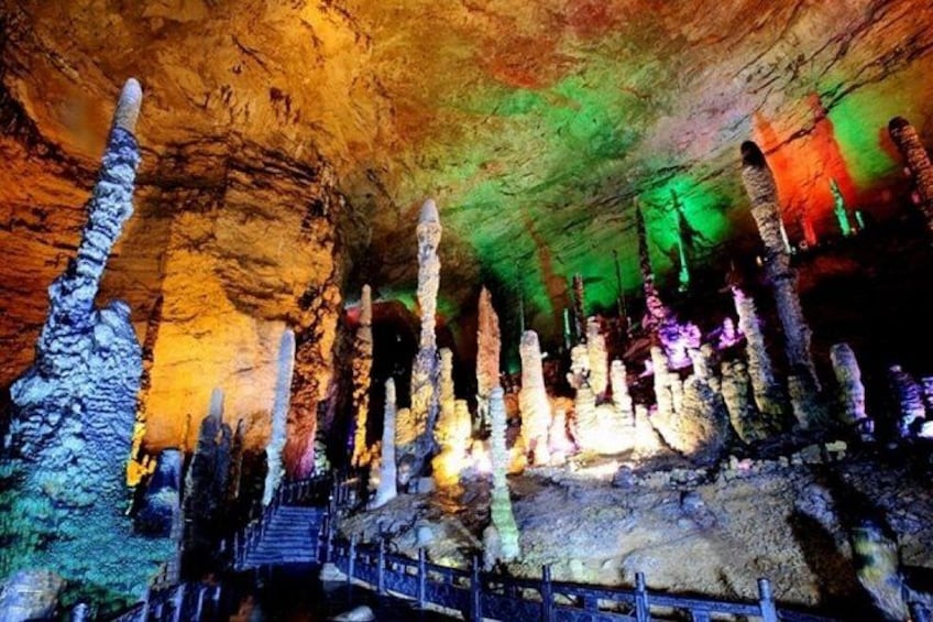 Eine Höhle mit Stalaktiten und einer Treppe. 1