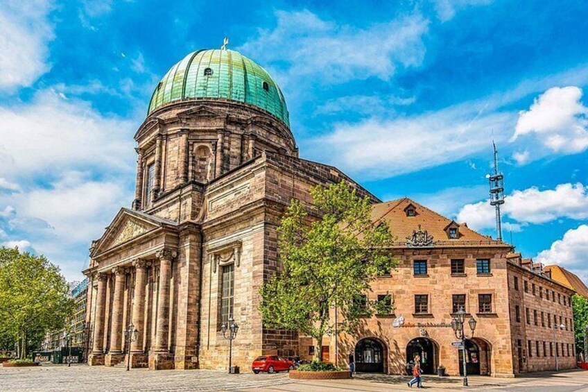 Een historisch gebouw met een opvallende koepel en klassieke architectuur. 4