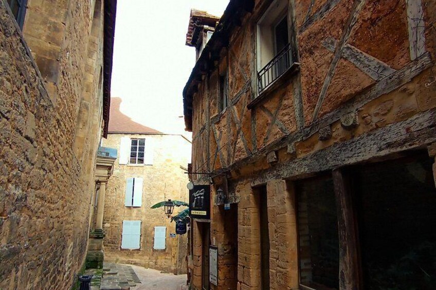 Private Walking Tour of SARLAT with Tastings by Exploreo24 4