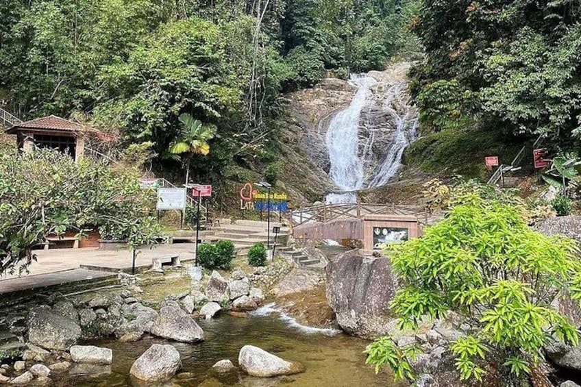 Une cascade, un petit ruisseau, des rochers et de la verdure. 4
