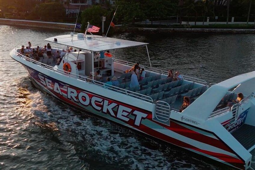 Un bote llamado 'Sea Rocket' con pasajeros navegando sobre el agua. 2